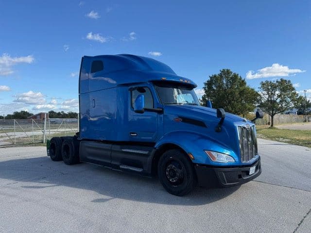 2023 Peterbilt 579 image 3