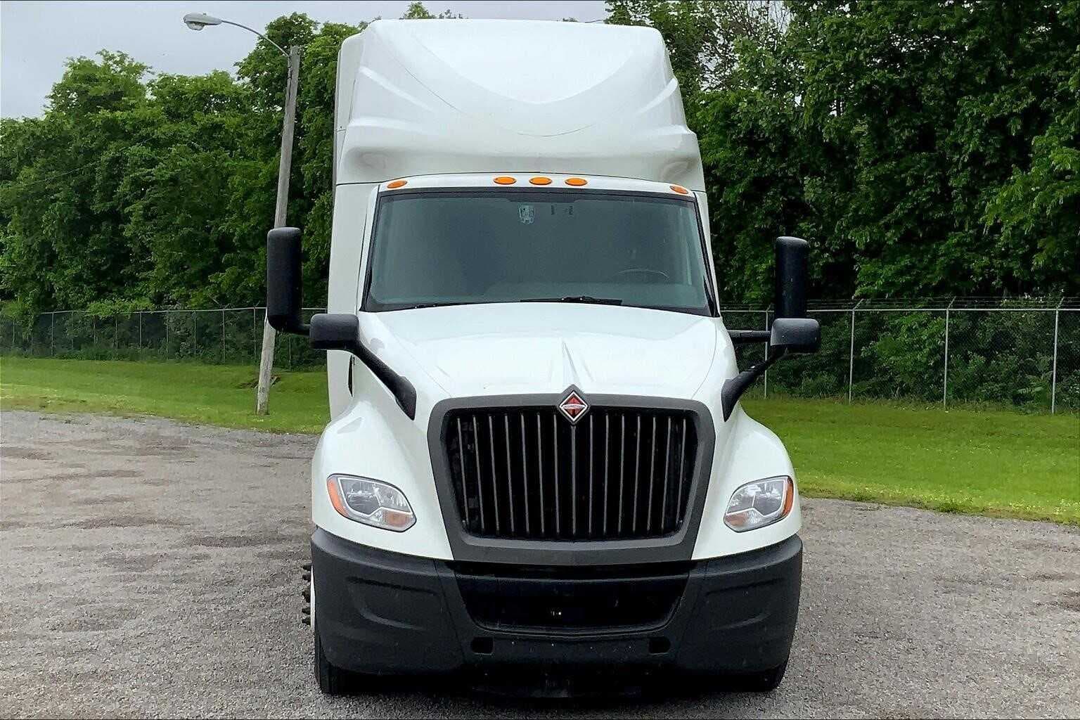 2021 International LT625 image 2