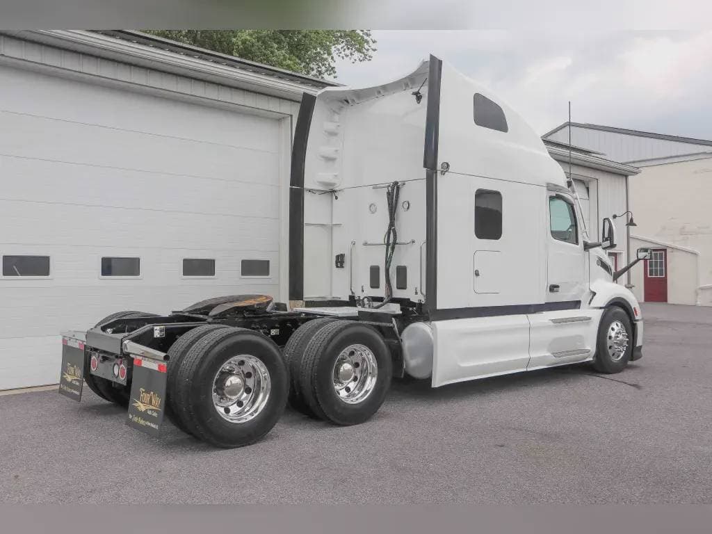 2023 Peterbilt 579 image 2