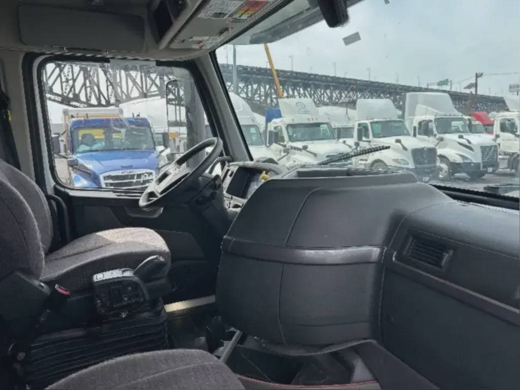 2022 Volvo VNL image 9