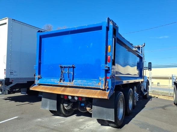 2023 Kenworth T880 image 2