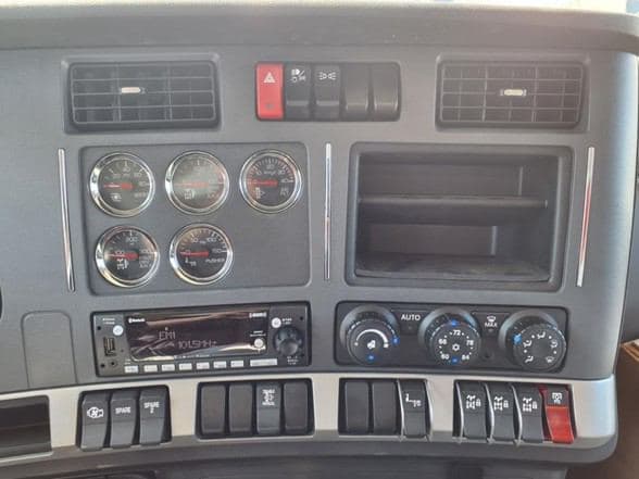 2025 Kenworth T880 image 28