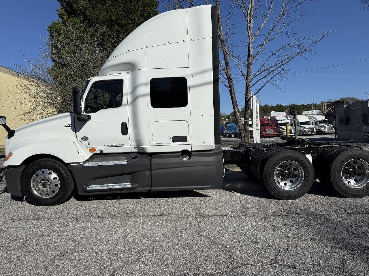 2018 International LT625 image 3