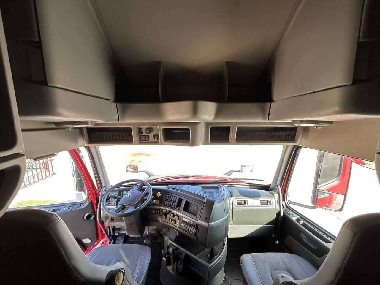 2022 Volvo VNL image 7