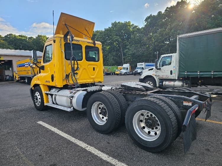 Used 2019 FREIGHTLINER Conventional - Day Cab, Tractor image 5