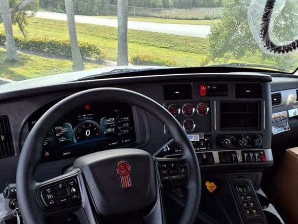 2025 Kenworth T880 image 14