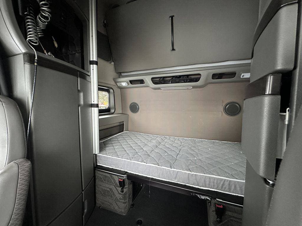 2023 Volvo VNL image 10