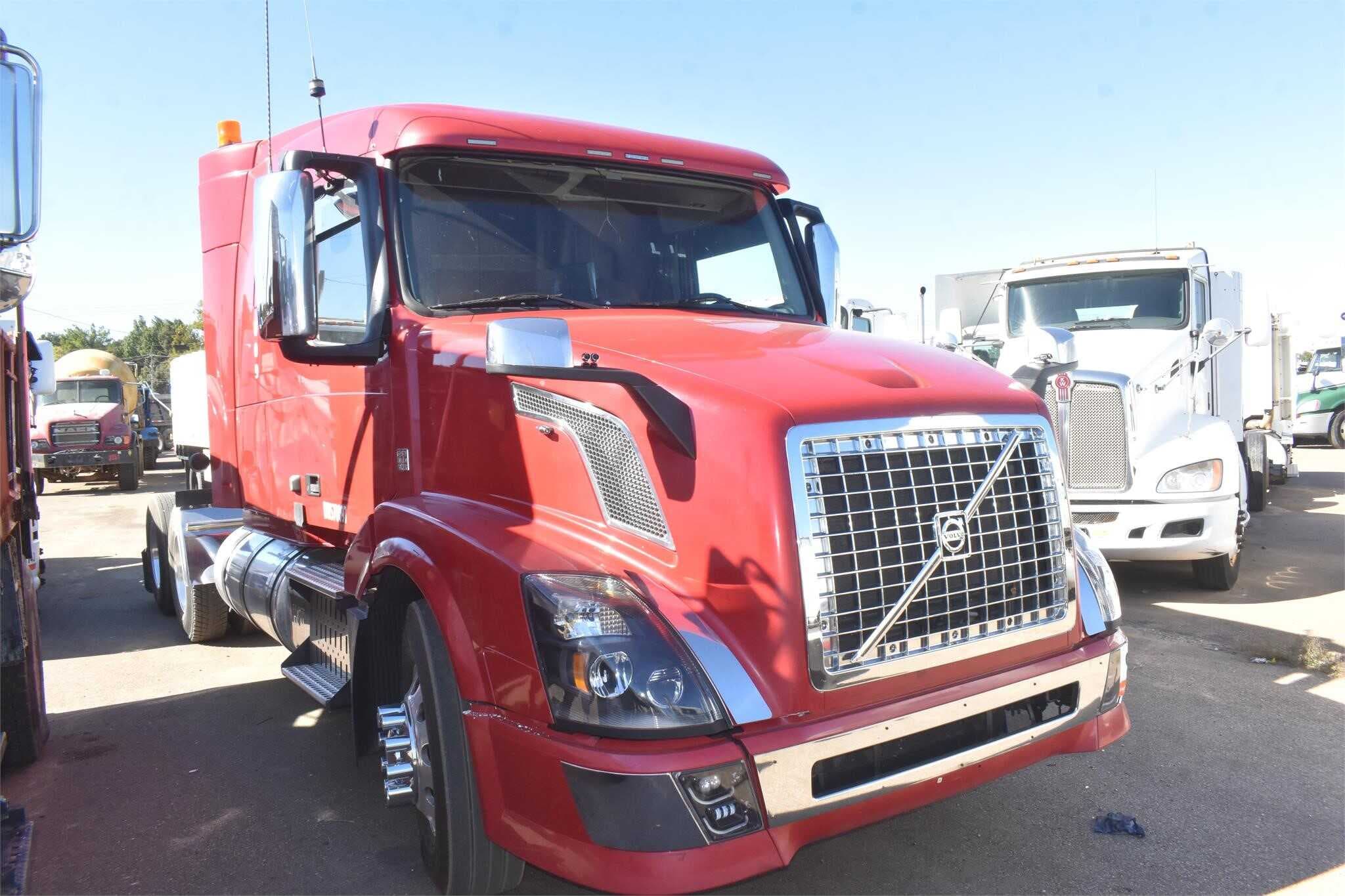 2013 Volvo VNL670 image 4