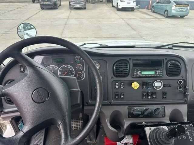 2018 Freightliner M2 image 4