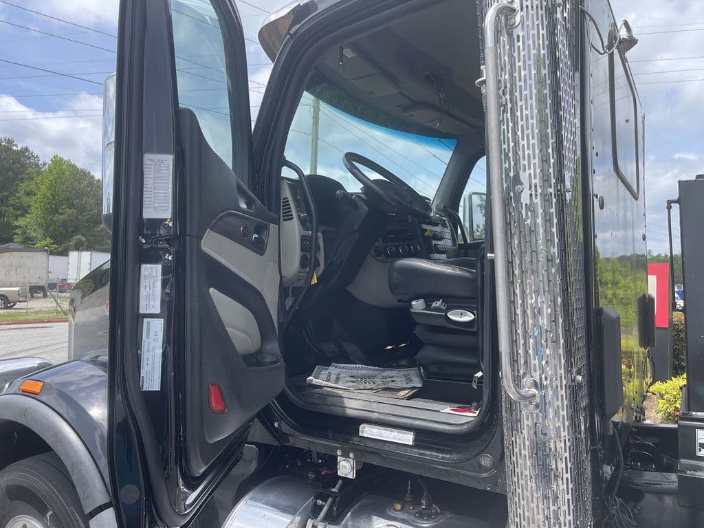Used 2024 PETERBILT 567 image 19