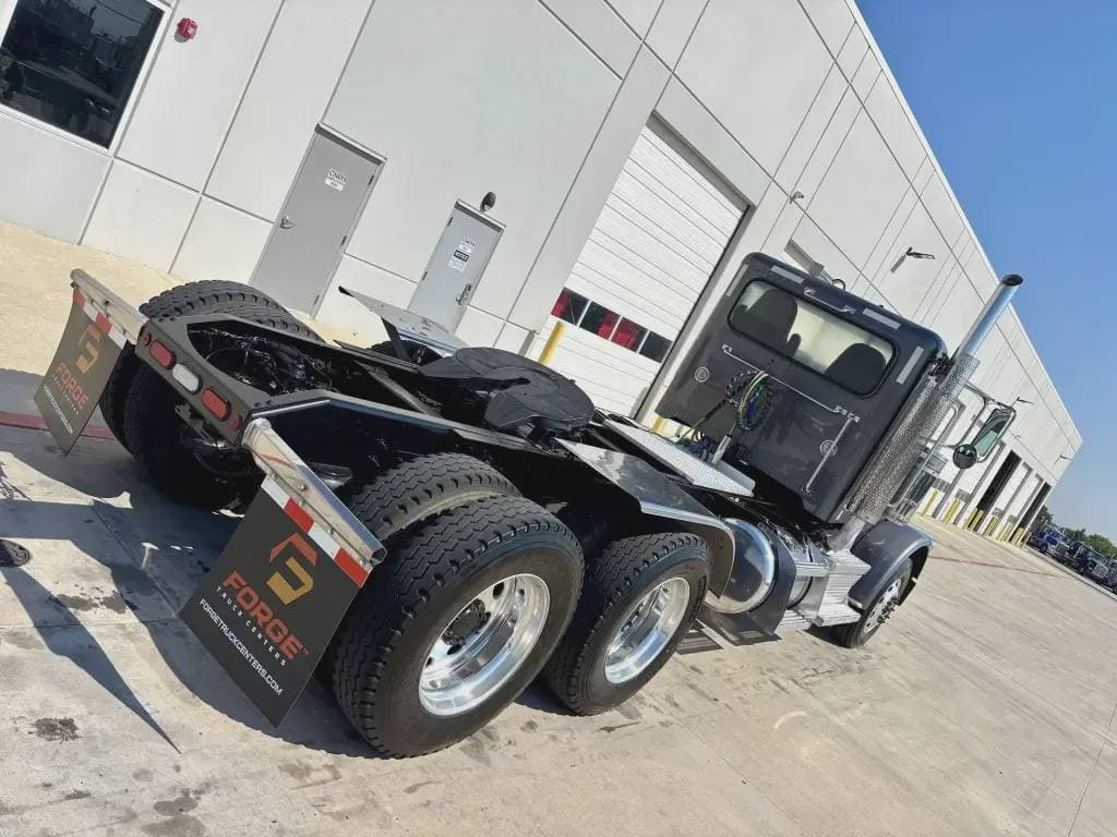 2022 Peterbilt 389 image 4