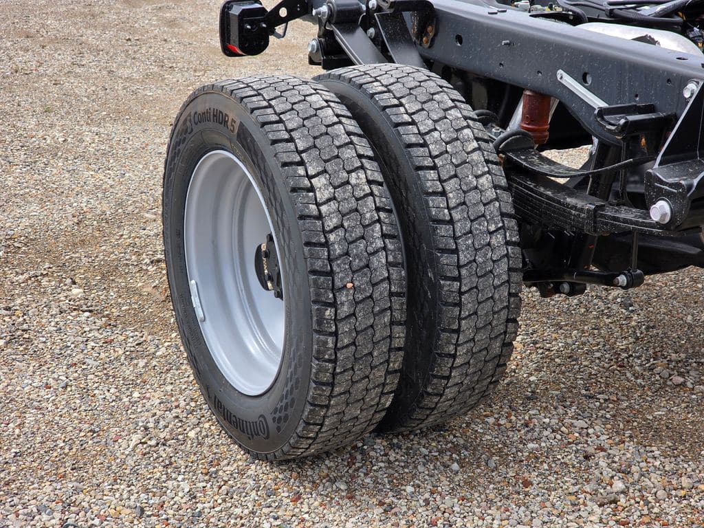 2026 Ford F-450SD XL DRW CAB CHASSIS image 12