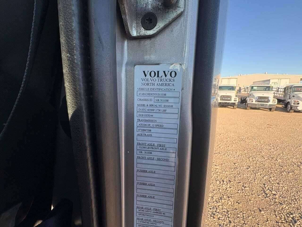 2022 Volvo VNL image 10