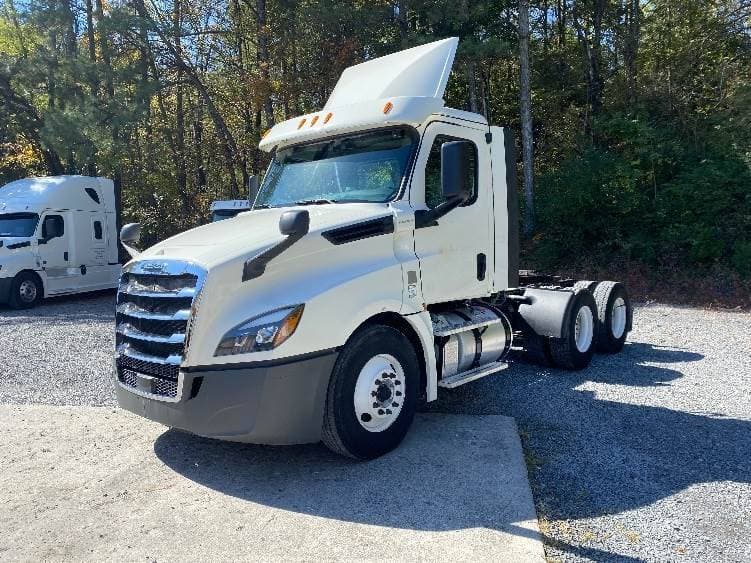 2019 Freightliner Cascadia 126 Day Cab Truck - 435HP, 12 Speed Automatic image 3