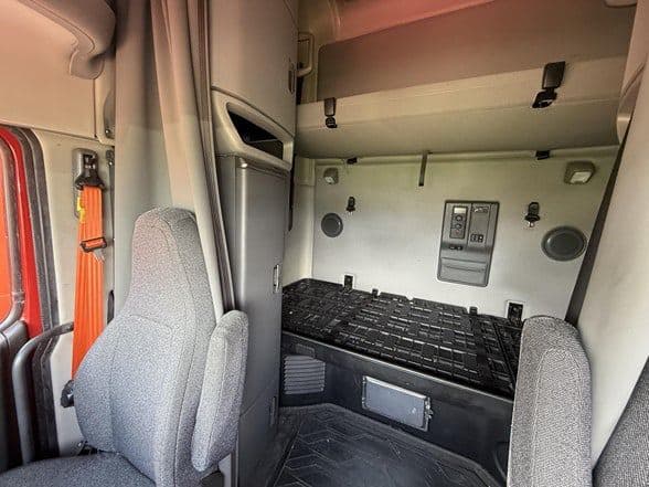 2023 Volvo VNL64T760 image 8