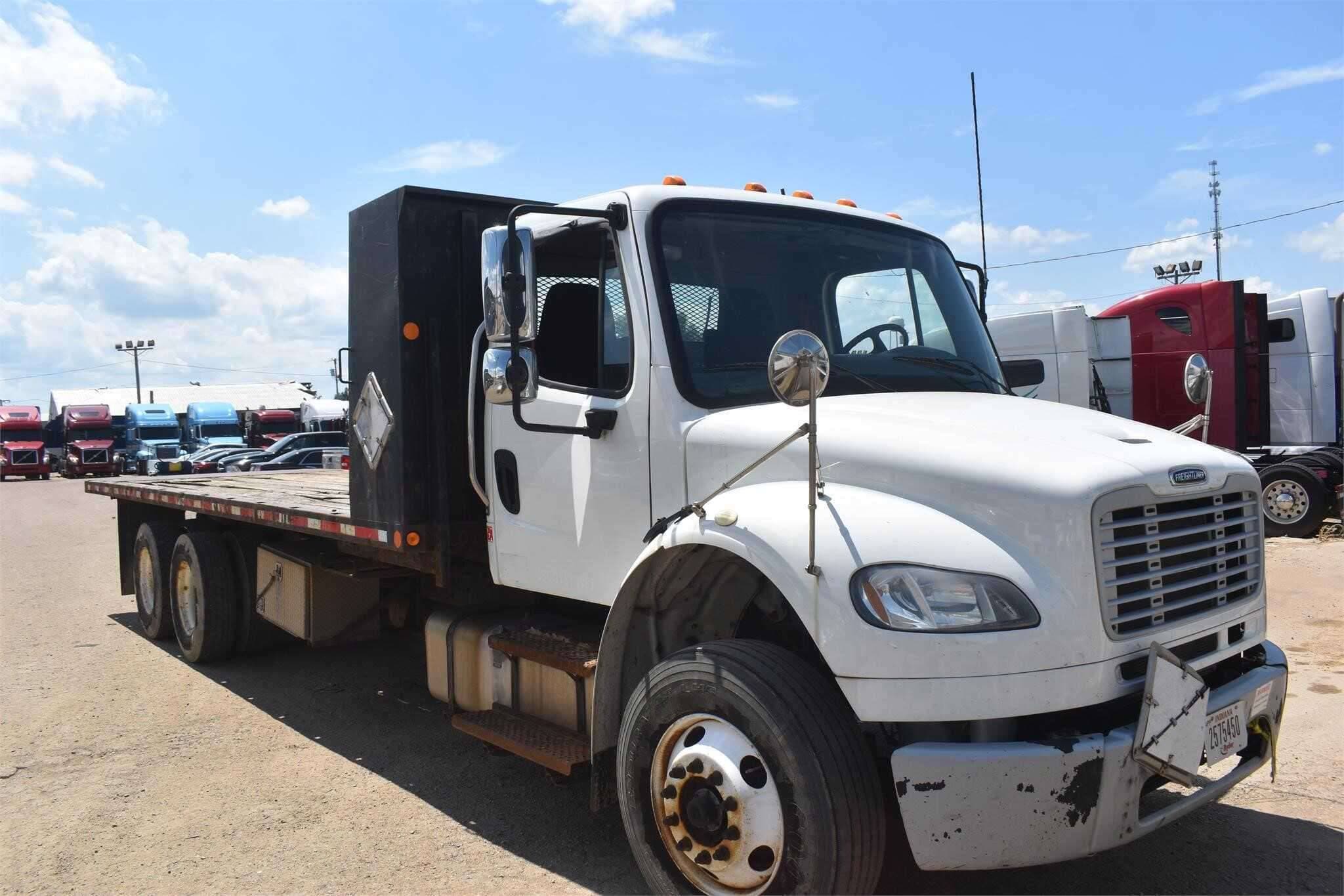2017 Freightliner M2 image 2