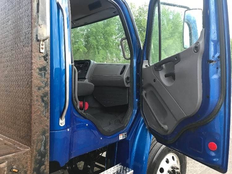 2021 Freightliner M2 image 8