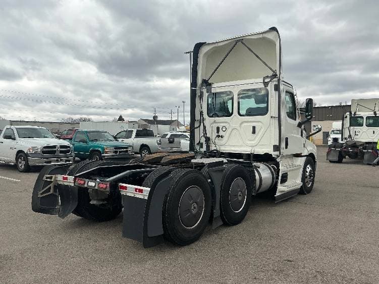 2023 Freightliner Cascadia 126 image 3