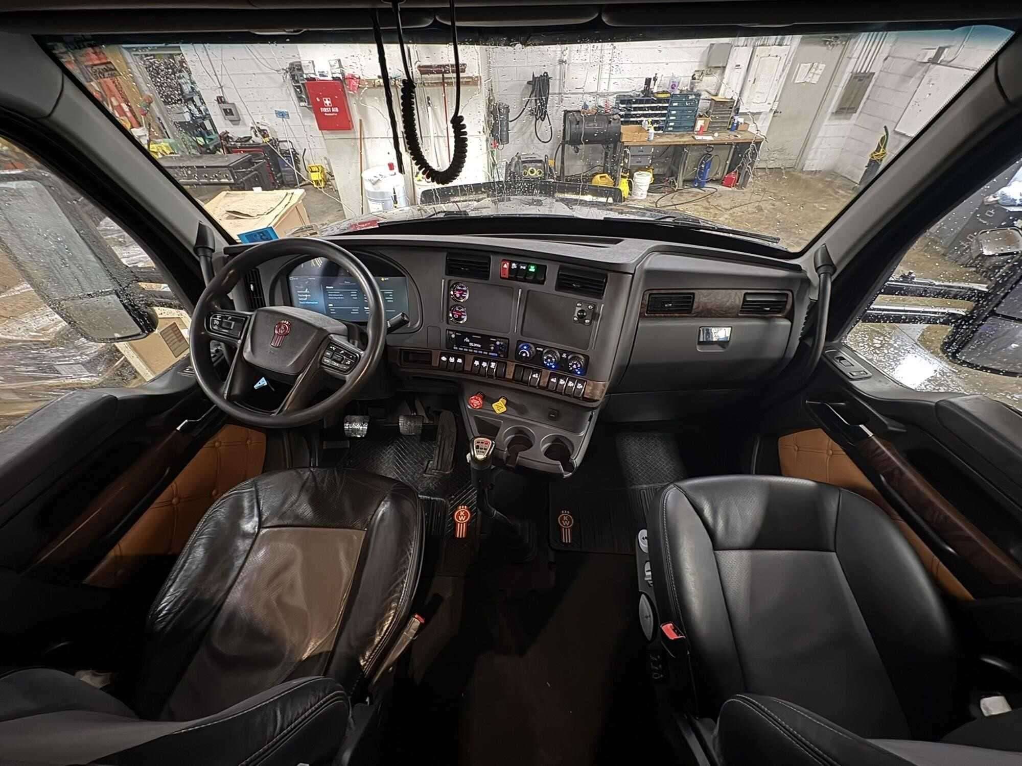 2023 Kenworth T880 image 11