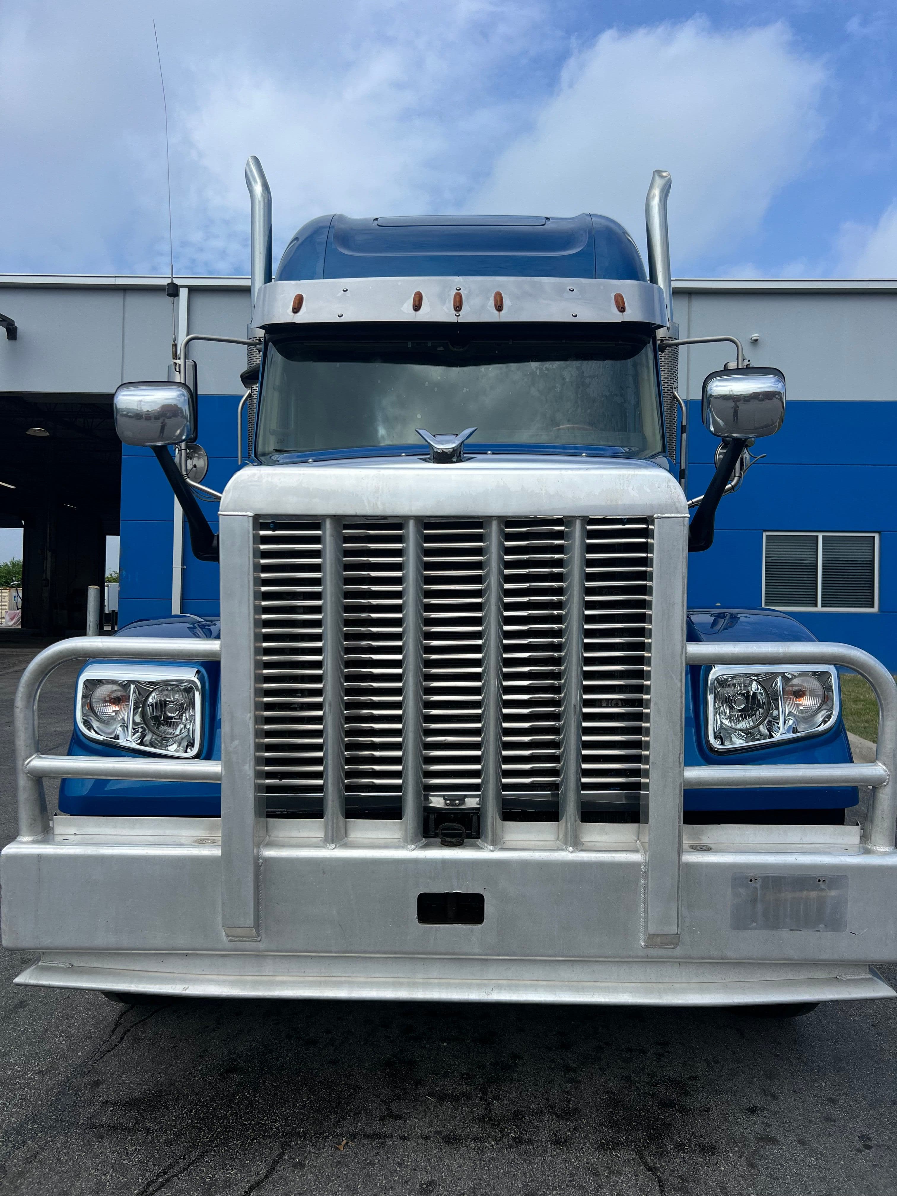 2017 Freightliner Coronado image 3