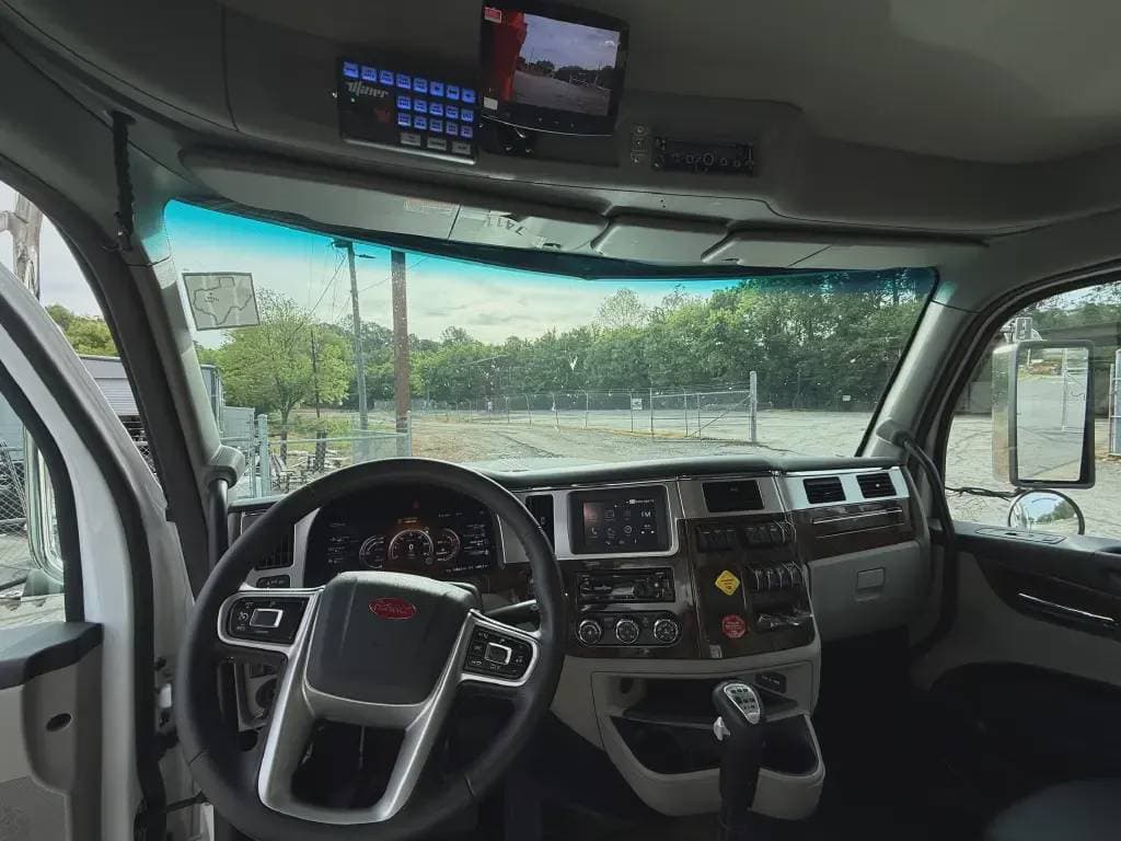 2025 Peterbilt 589 image 10