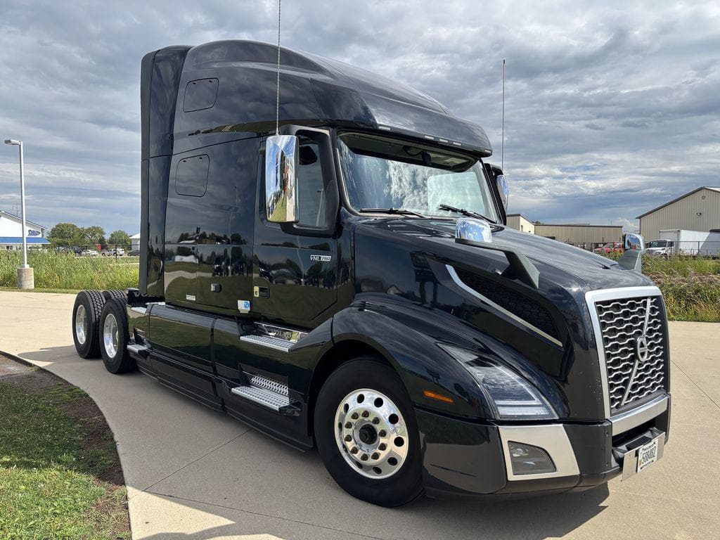2023 Volvo VNL image 7