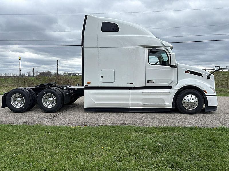 2027 Peterbilt 579 image 3