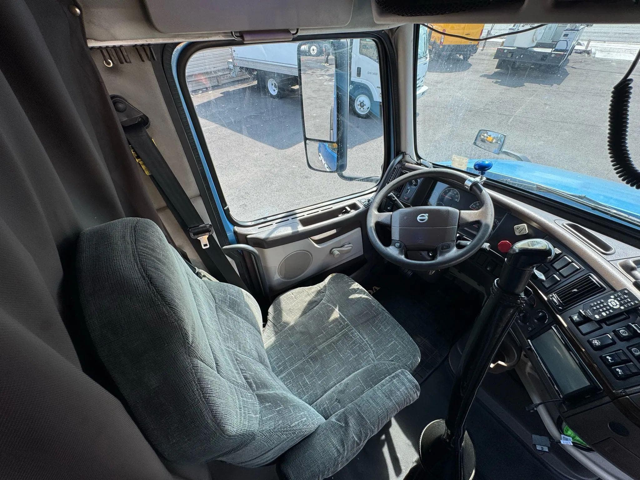 2012 Volvo VNL image 9