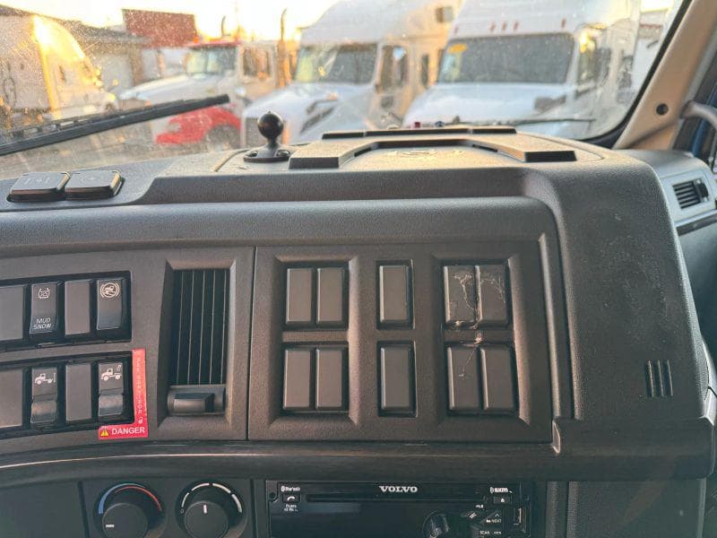 2020 Volvo VNL image 19