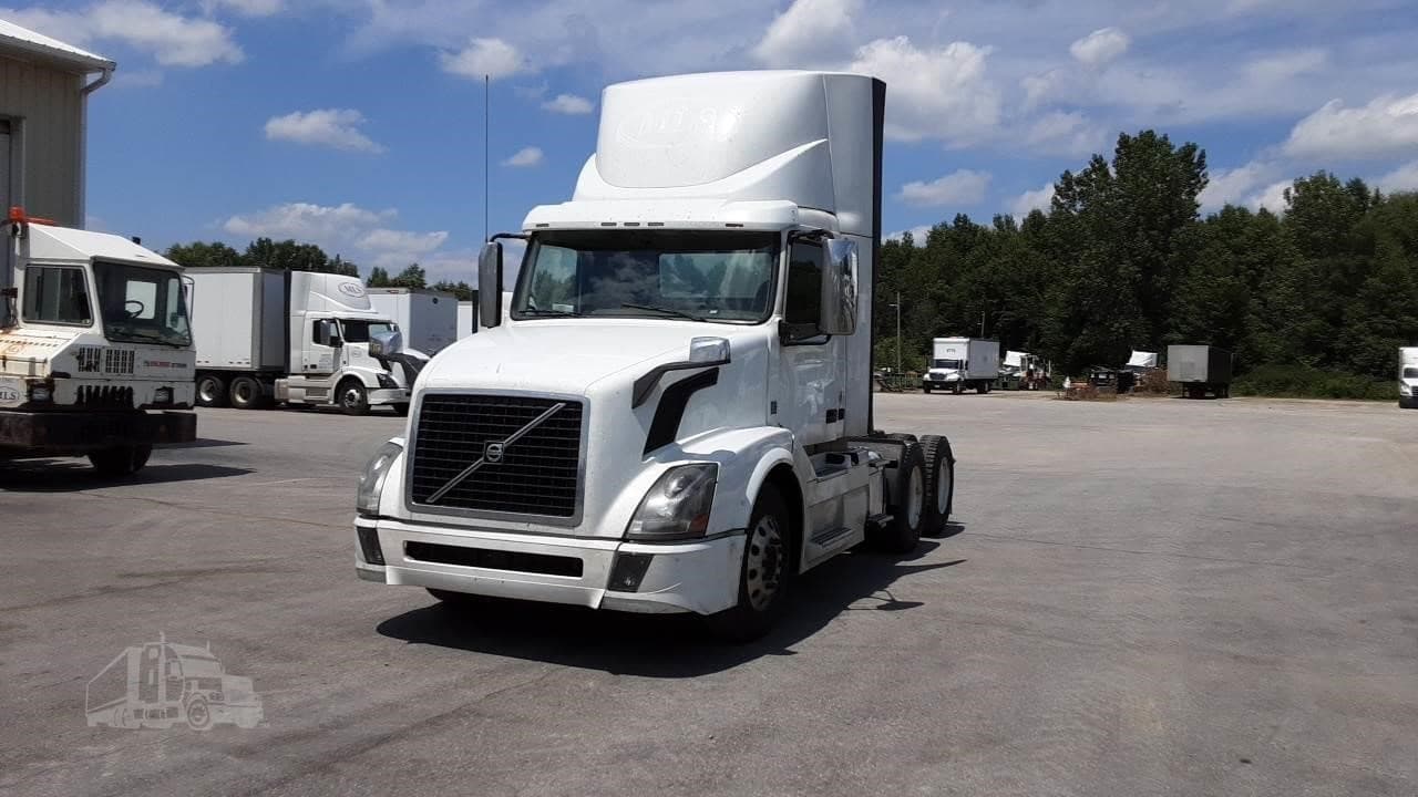 2017 VOLVO VNL64T300 image 1