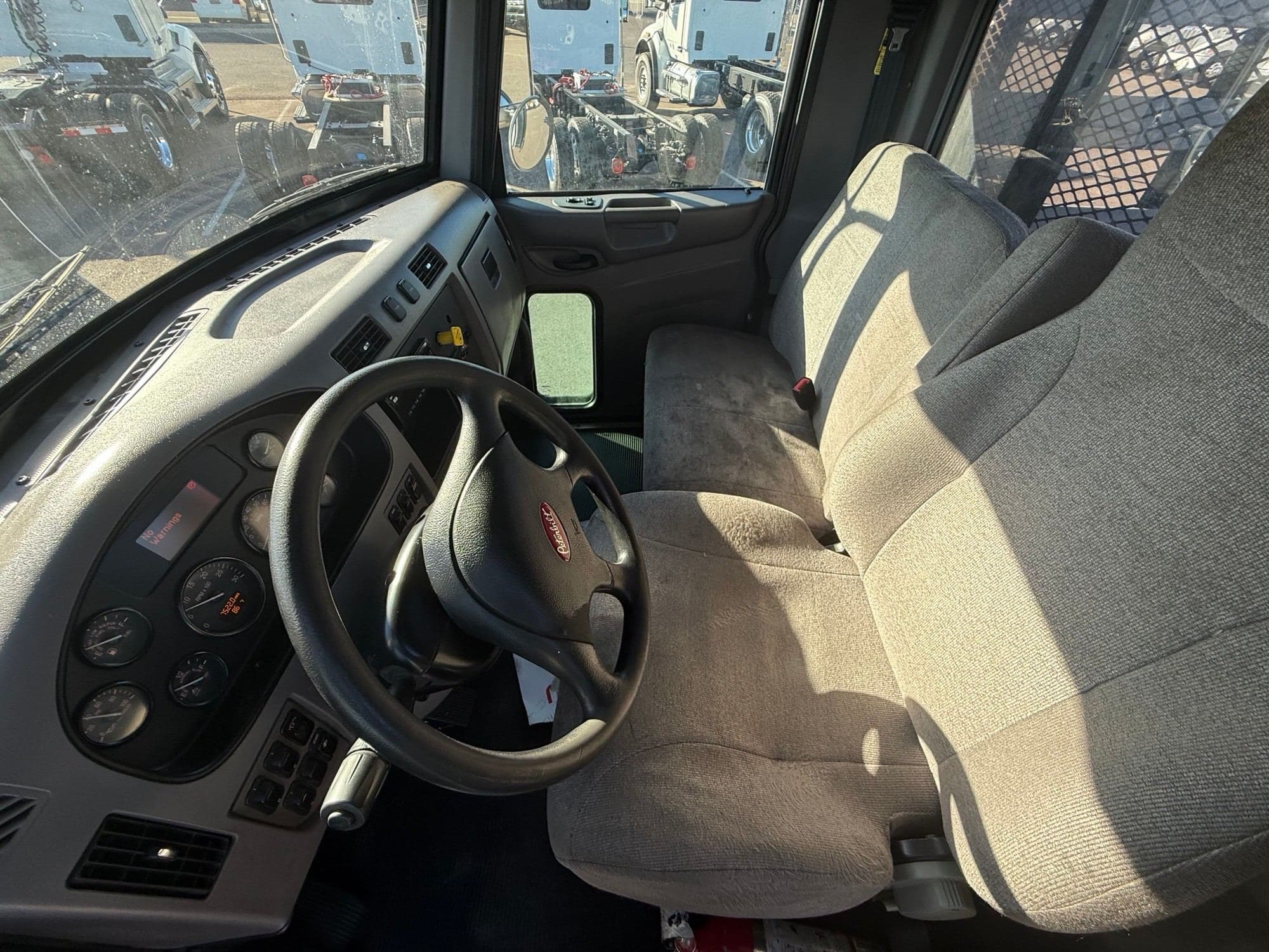 2020 Peterbilt 330 image 11