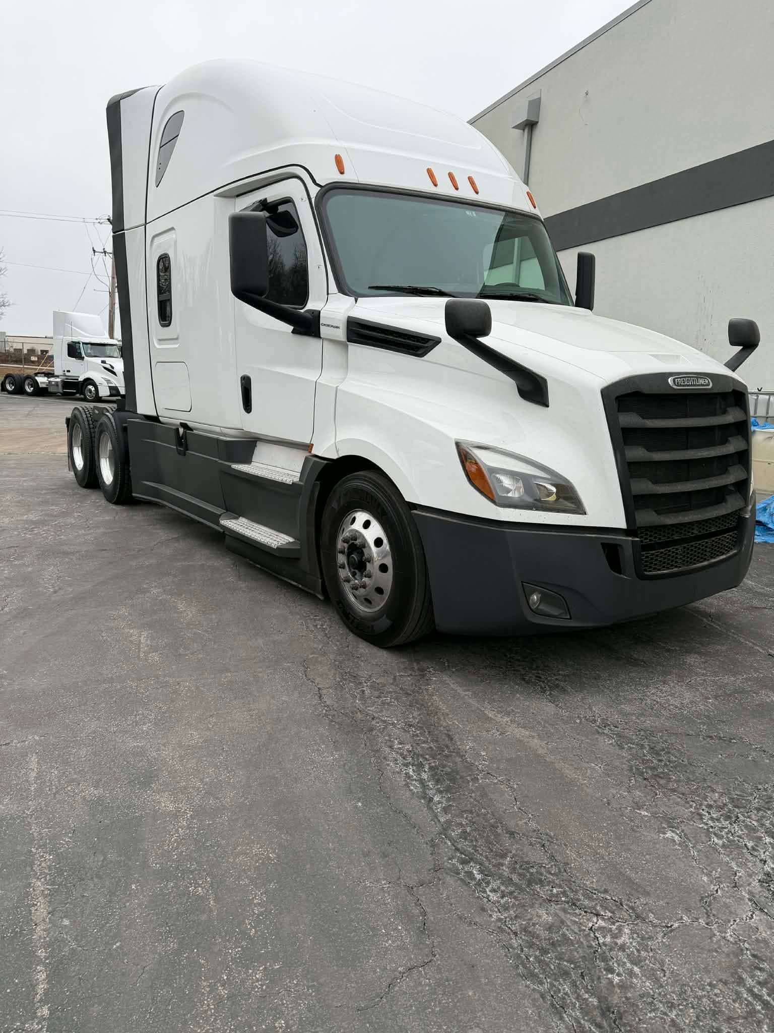 2022 Freightliner Cascadia image 1