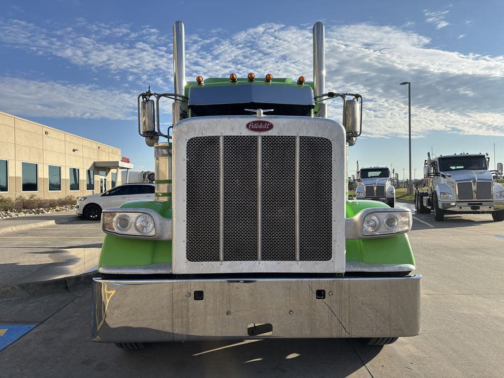Used 2022 PETERBILT 389 image 10