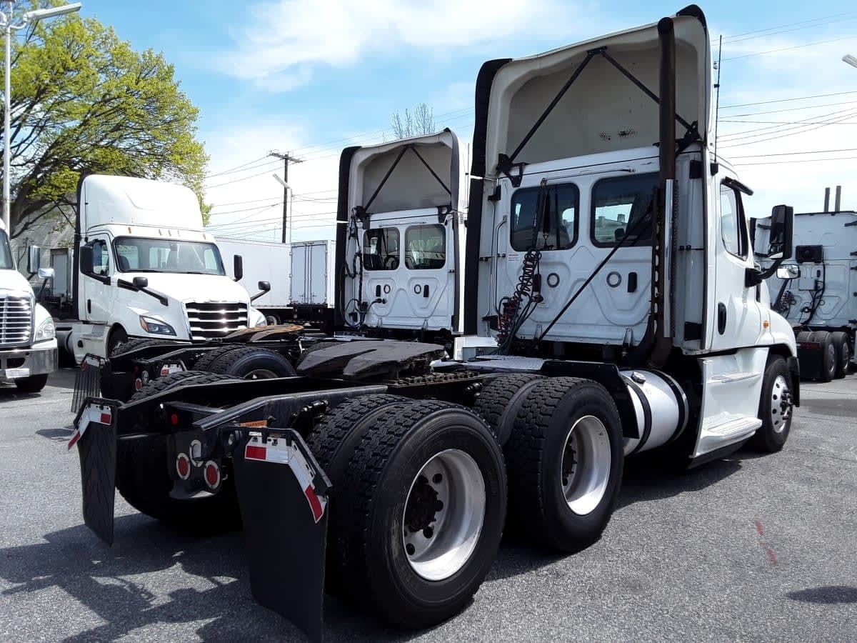 Used 2019 FREIGHTLINER Conventional - Day Cab - CASCADIA 125 For Sale image 4