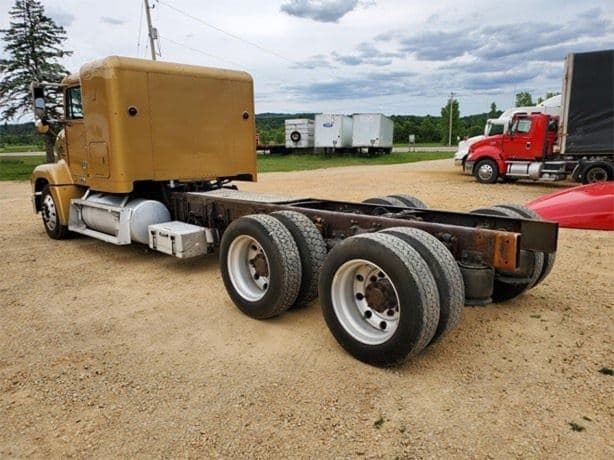 2001 FREIGHTLINER FLD112 image 2