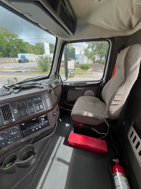 2016 Volvo VNL64T300 image 6