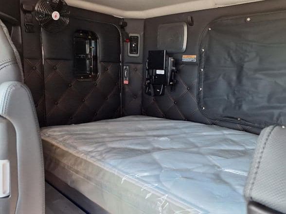 2025 Kenworth W990 image 30