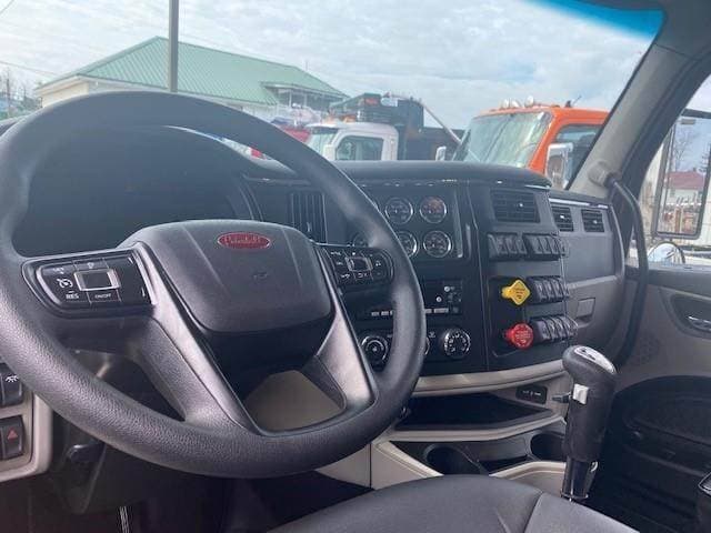 2026 Peterbilt 589 image 3