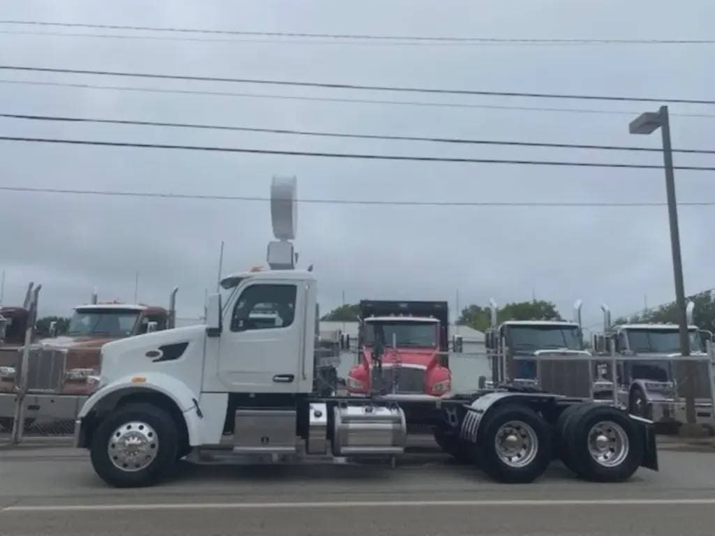2023 Peterbilt 567 image 4