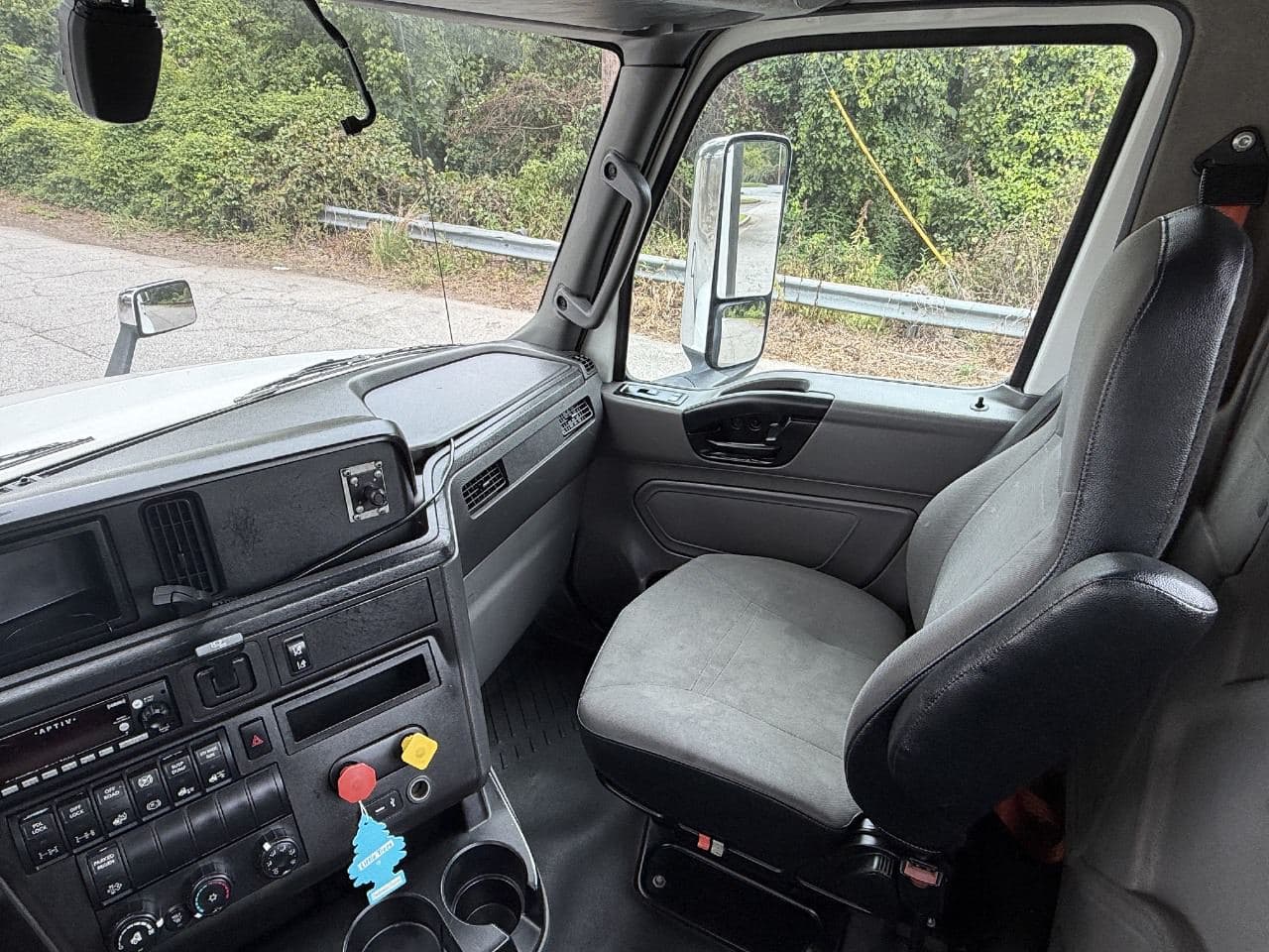 2019 International LT625 image 24