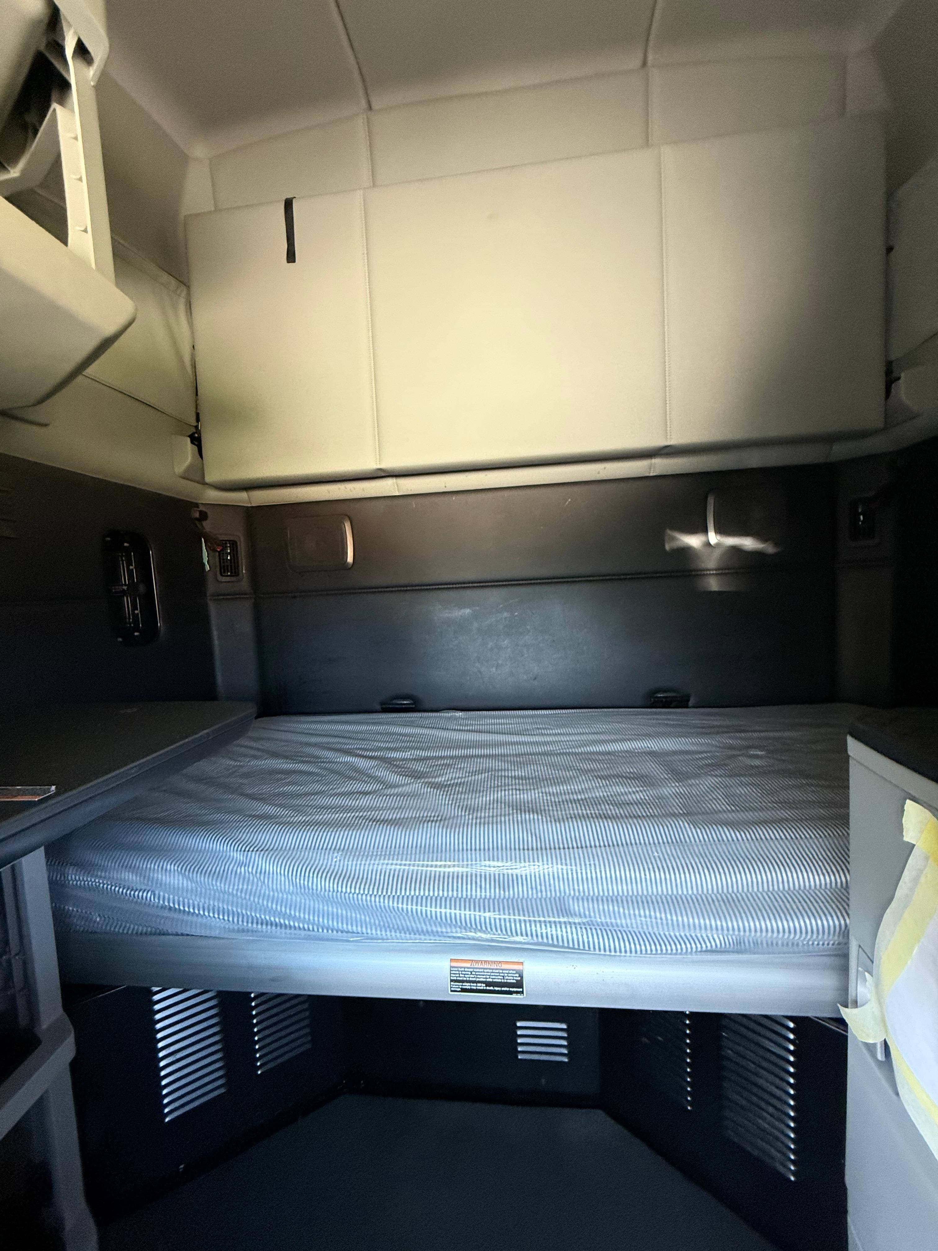 2022 Kenworth T680 image 9