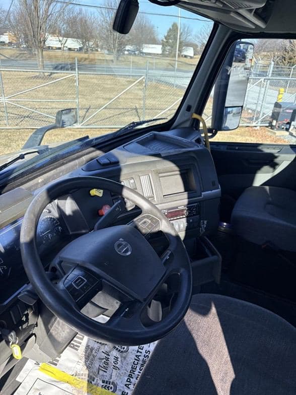 2021 VOLVO VNR64T300 TNF213060 Web image 4