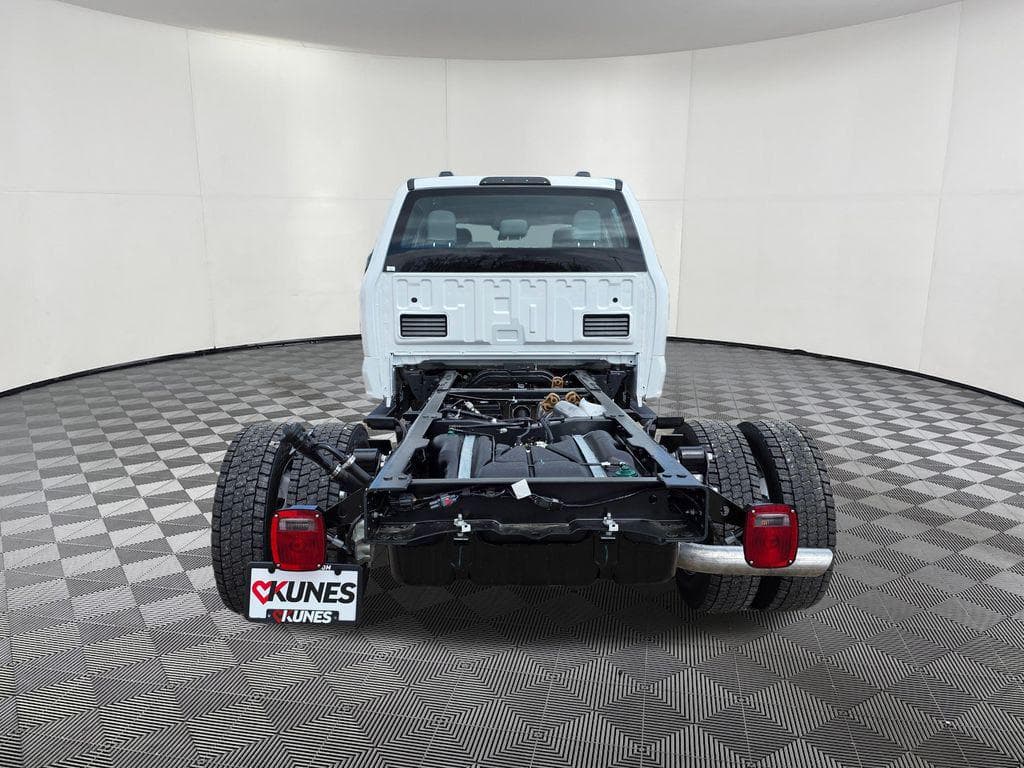 2026 Ford F-450SD XL DRW CAB CHASSIS image 8