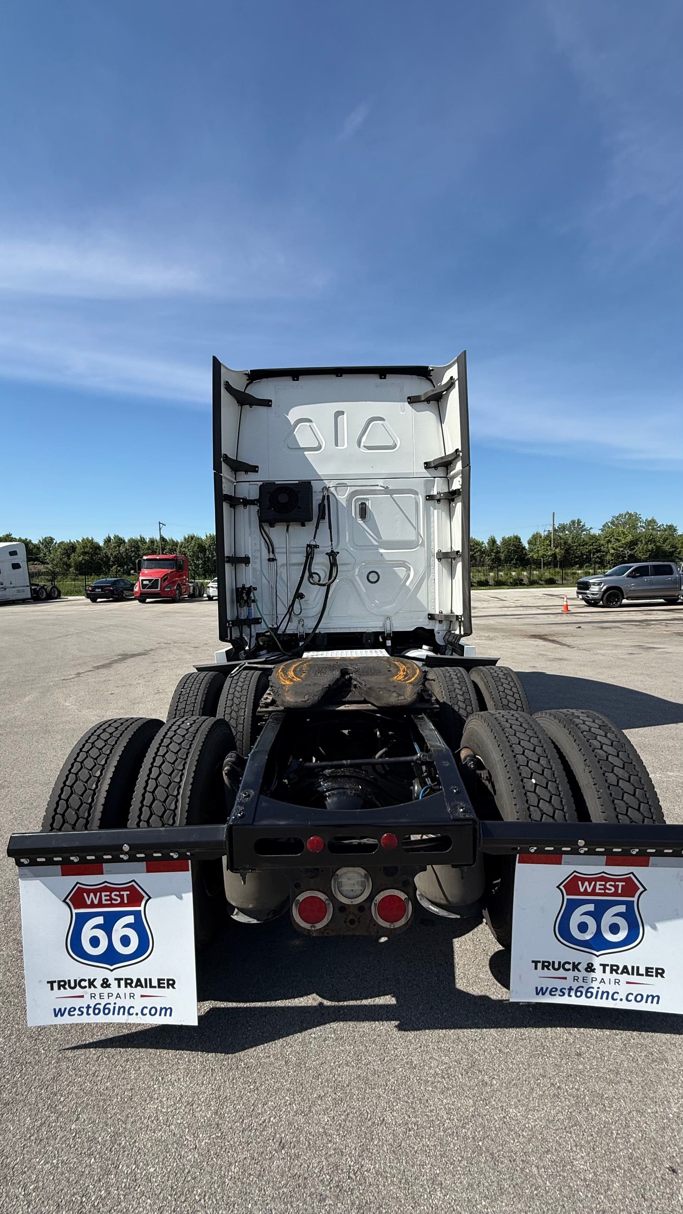 2021 Freightliner Cascadia 126 image 4