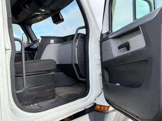 2022 Freightliner Cascadia 126 Tri Axle Day Cab Truck - Detroit 475HP, 12 Speed Dt12 Amt image 2
