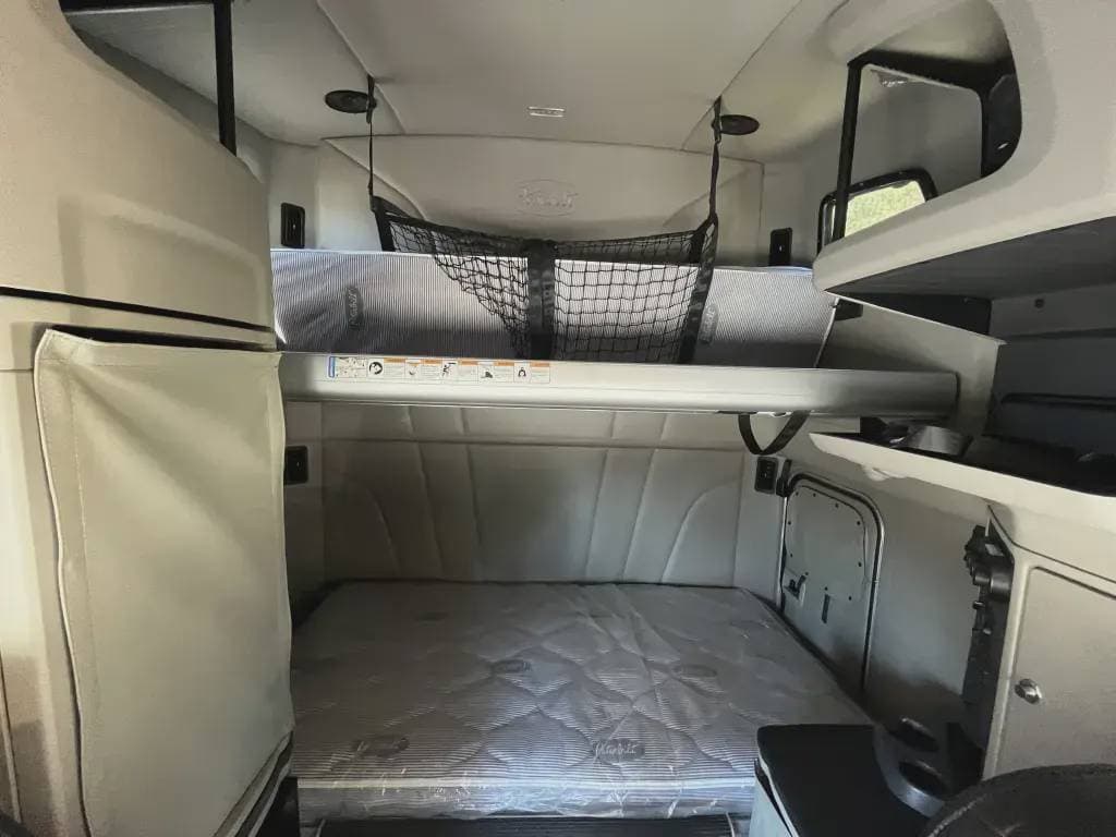 2023 Peterbilt 579 image 9