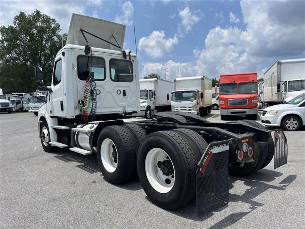 2019 Freightliner Cascadia 126 Day Cab Truck - 450HP, 12 Speed Automatic image 6