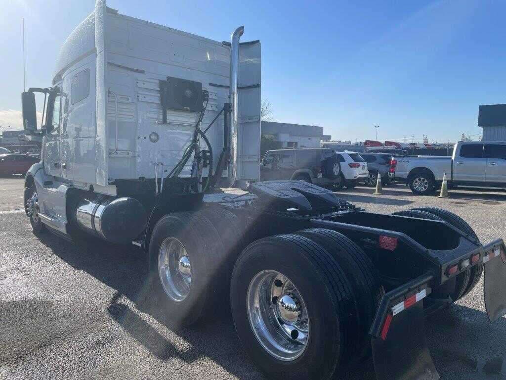 2020 Volvo VNL image 4