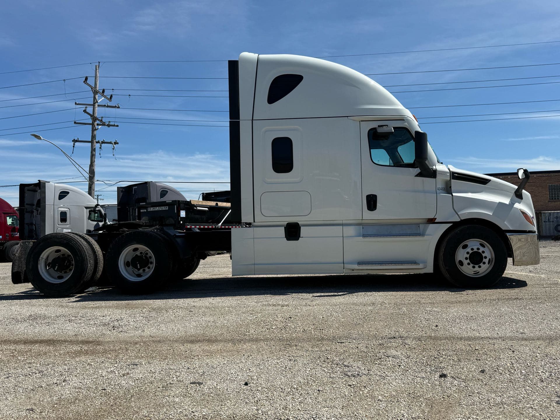2023 Freightliner - Cummins Engine - 438k - 15k Hours! image 10
