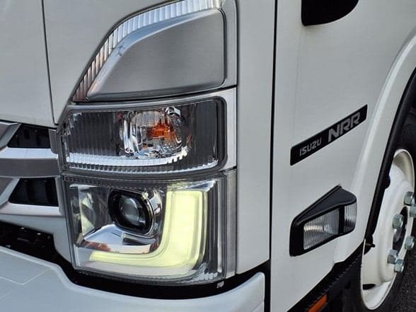 2025 Isuzu NRR image 8